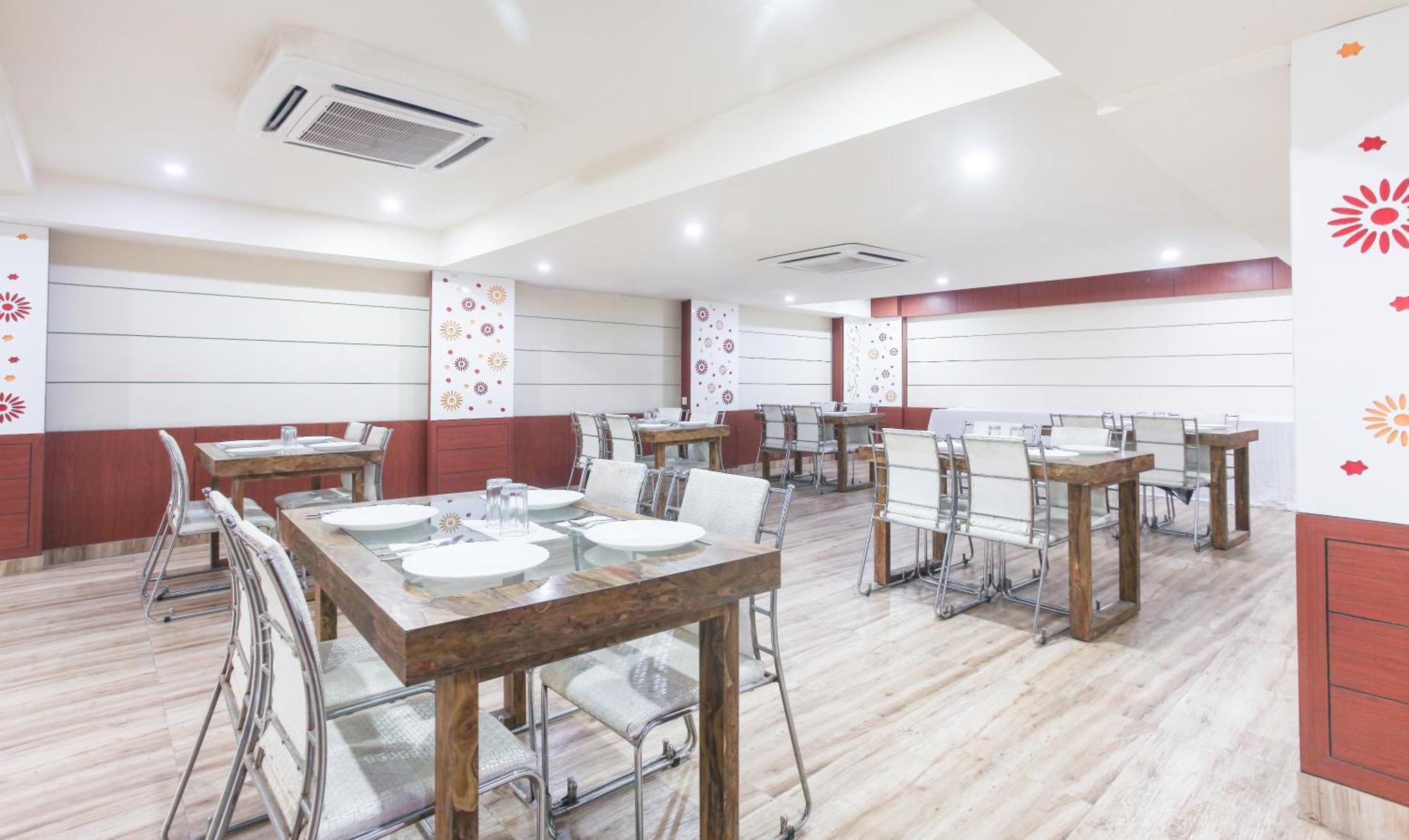 Hotel Janki International 3 Km From Kashi Vishwanath Temple Free Pickup From Railway Station Varanasi Dış mekan fotoğraf