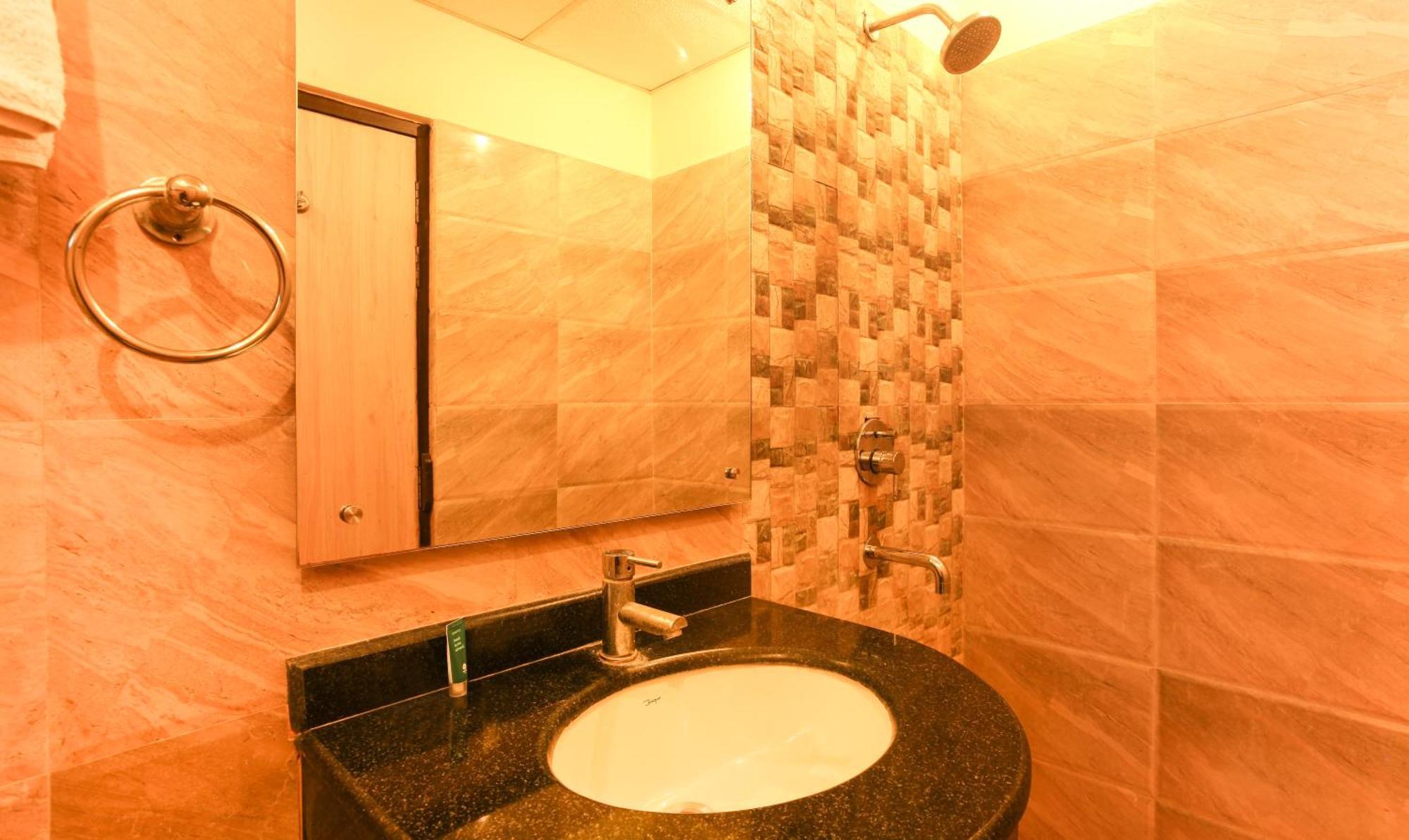 Hotel Janki International 3 Km From Kashi Vishwanath Temple Free Pickup From Railway Station Varanasi Dış mekan fotoğraf