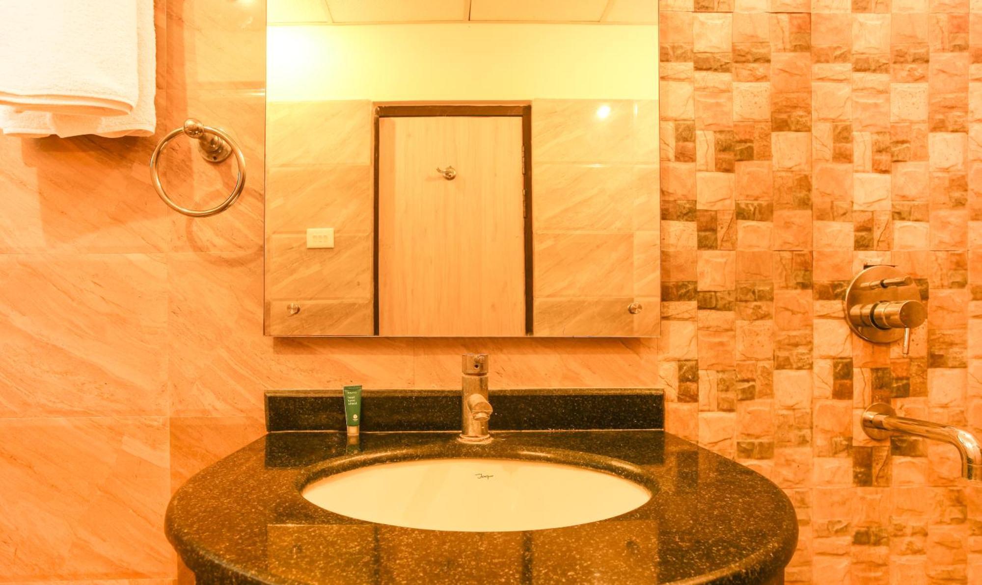 Hotel Janki International 3 Km From Kashi Vishwanath Temple Free Pickup From Railway Station Varanasi Dış mekan fotoğraf