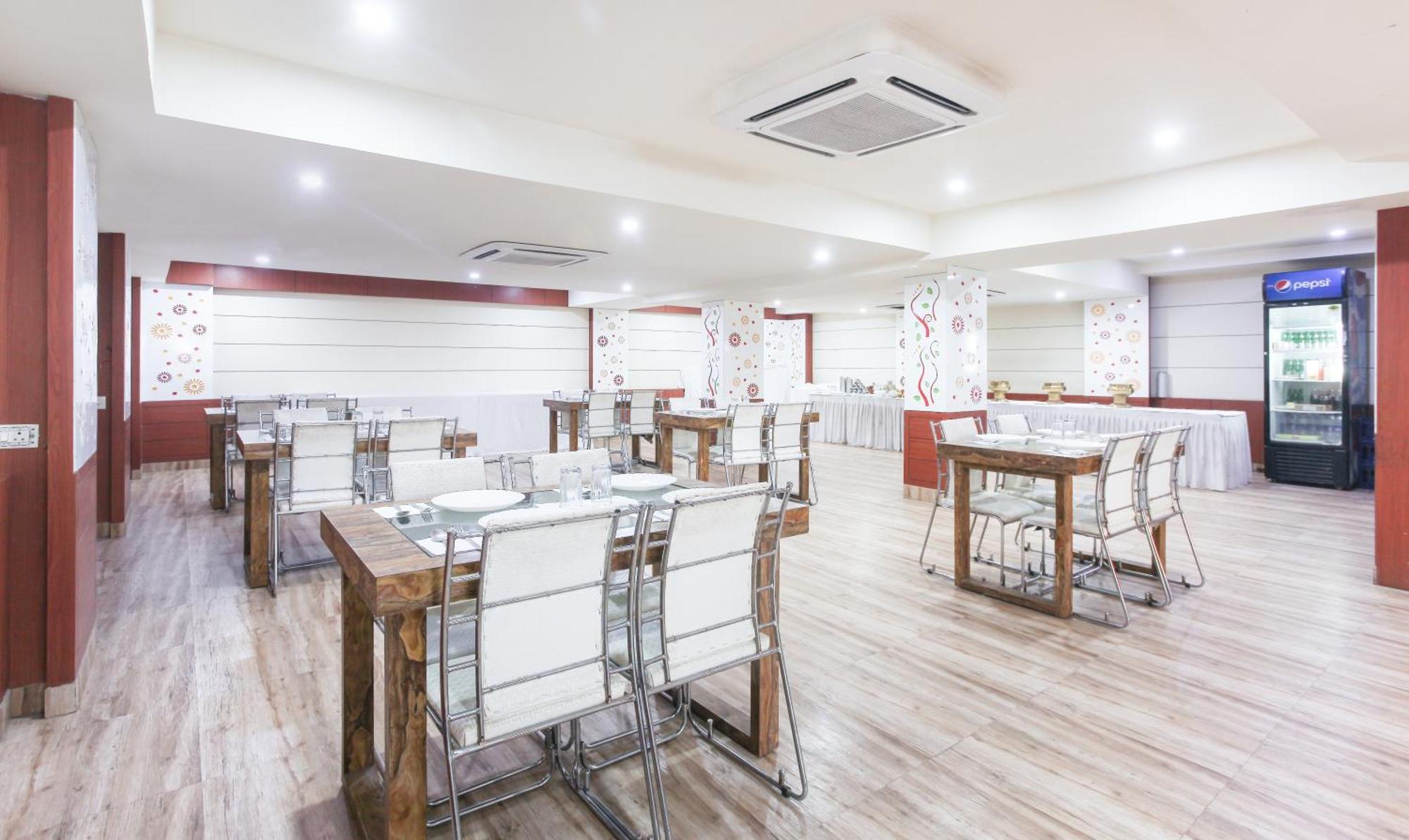 Hotel Janki International 3 Km From Kashi Vishwanath Temple Free Pickup From Railway Station Varanasi Dış mekan fotoğraf