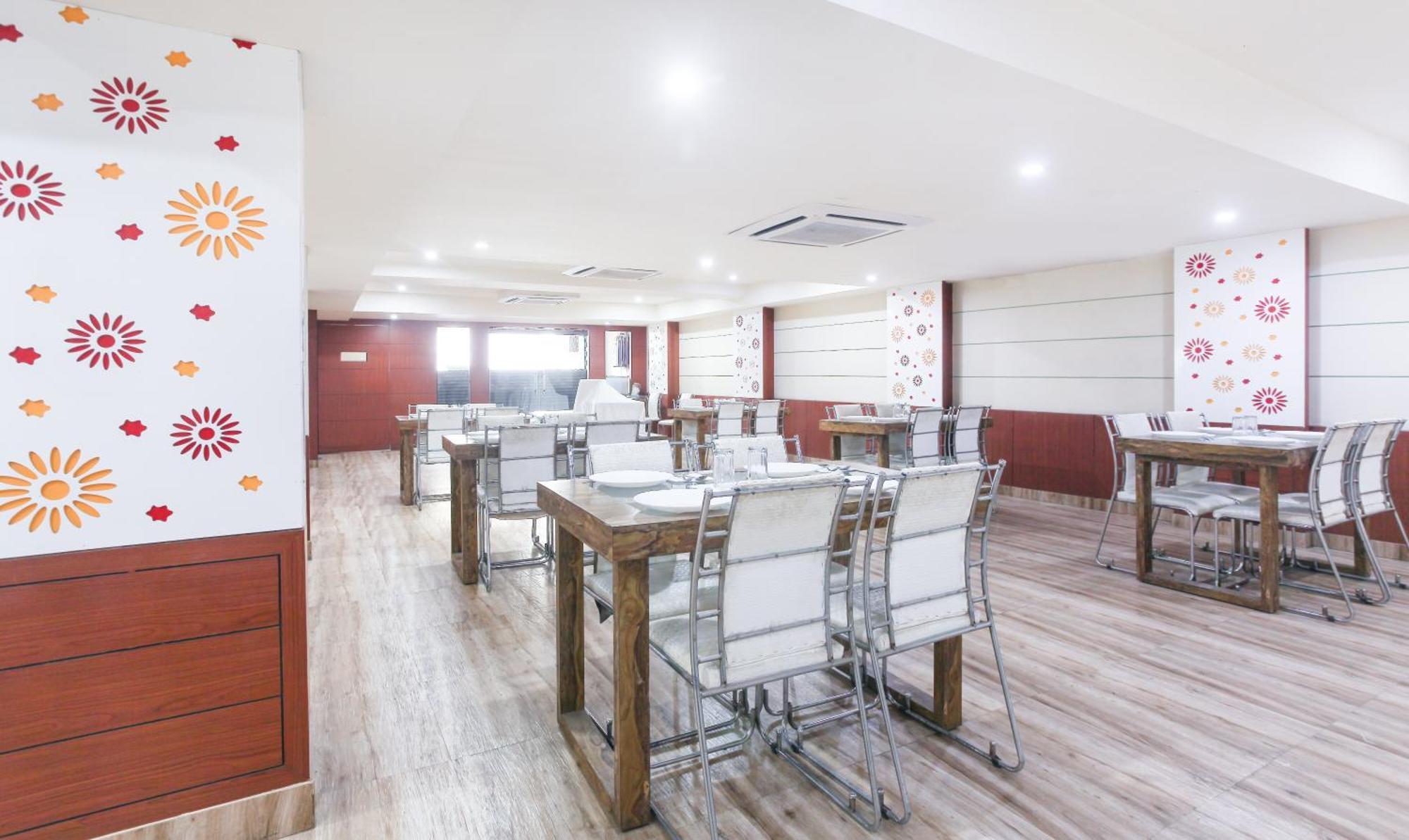 Hotel Janki International 3 Km From Kashi Vishwanath Temple Free Pickup From Railway Station Varanasi Dış mekan fotoğraf