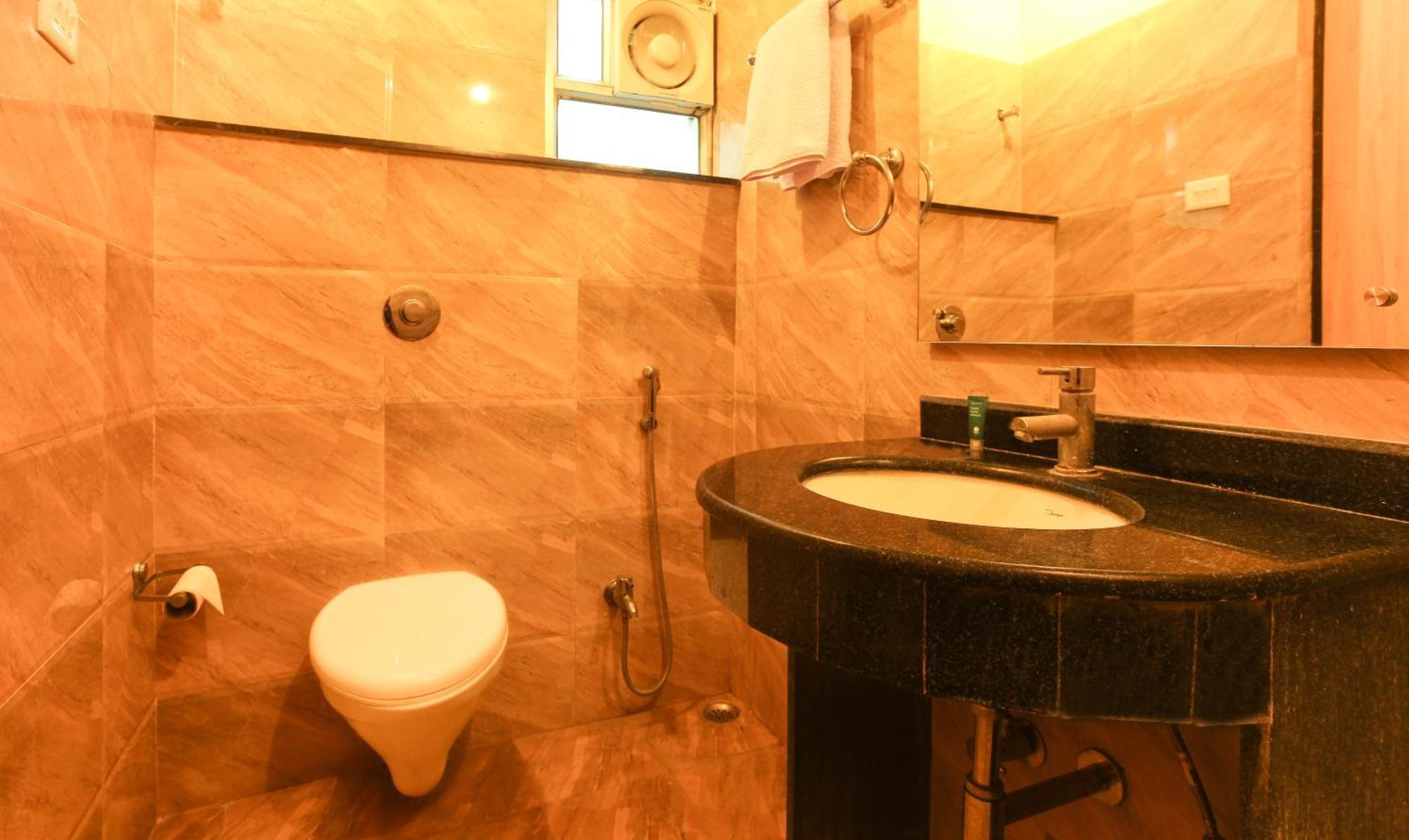 Hotel Janki International 3 Km From Kashi Vishwanath Temple Free Pickup From Railway Station Varanasi Dış mekan fotoğraf