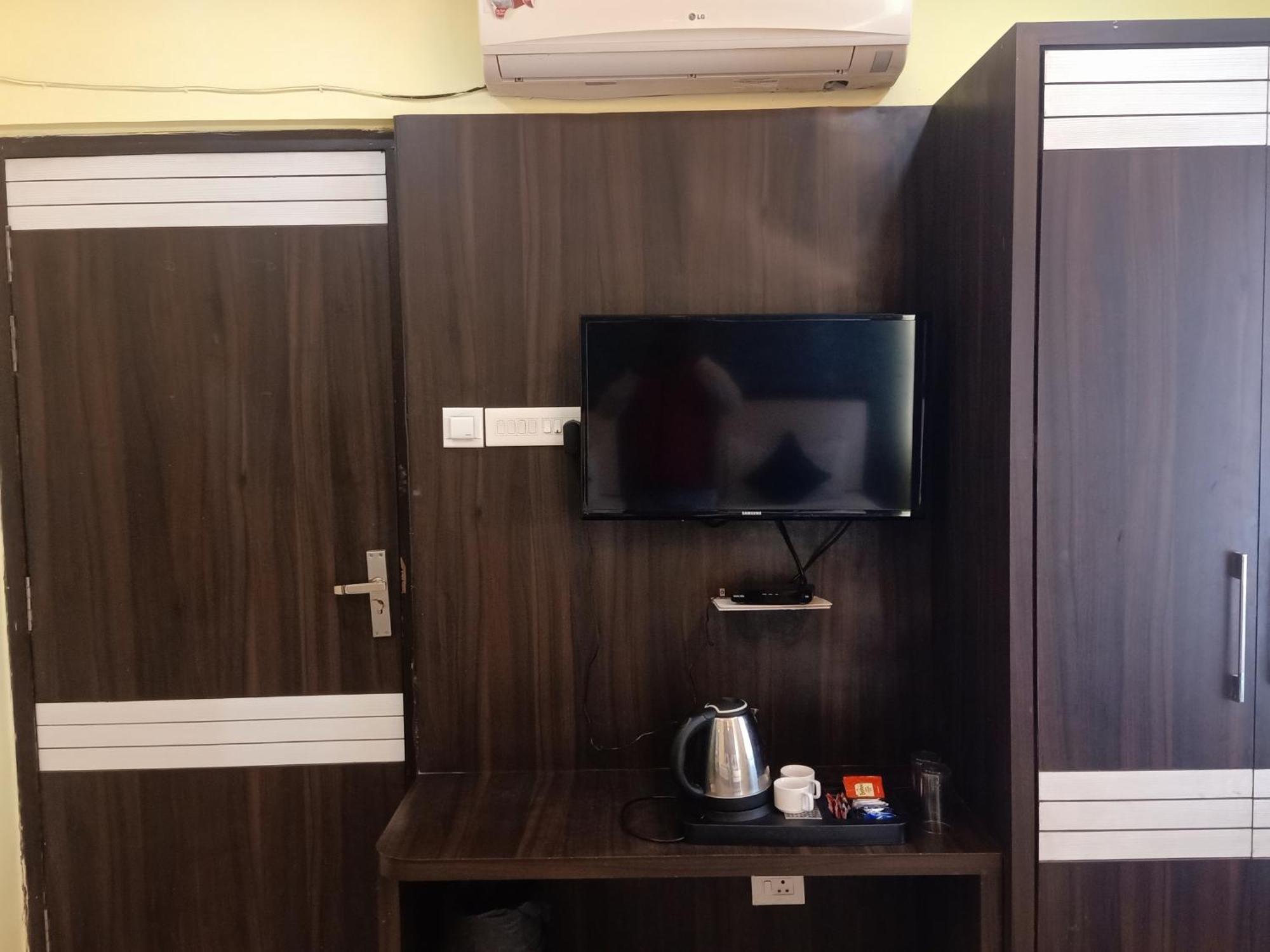 Hotel Janki International 3 Km From Kashi Vishwanath Temple Free Pickup From Railway Station Varanasi Dış mekan fotoğraf